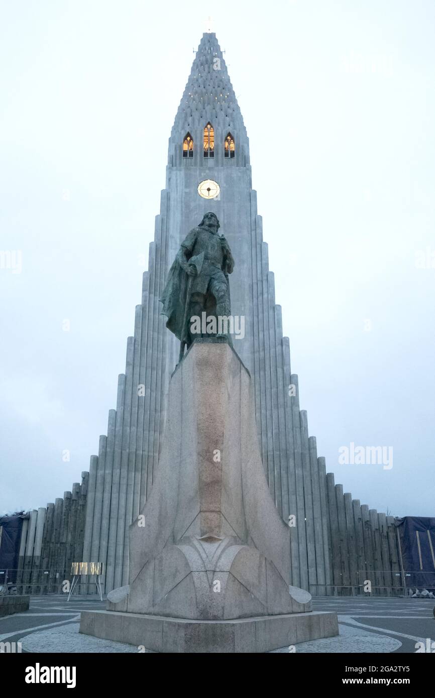 L'Hallgrimskirkja, cattedrale luterana con una statua del primo europeo a raggiungere l'America, il famoso esploratore Leif Erikson di fronte, che... Foto Stock