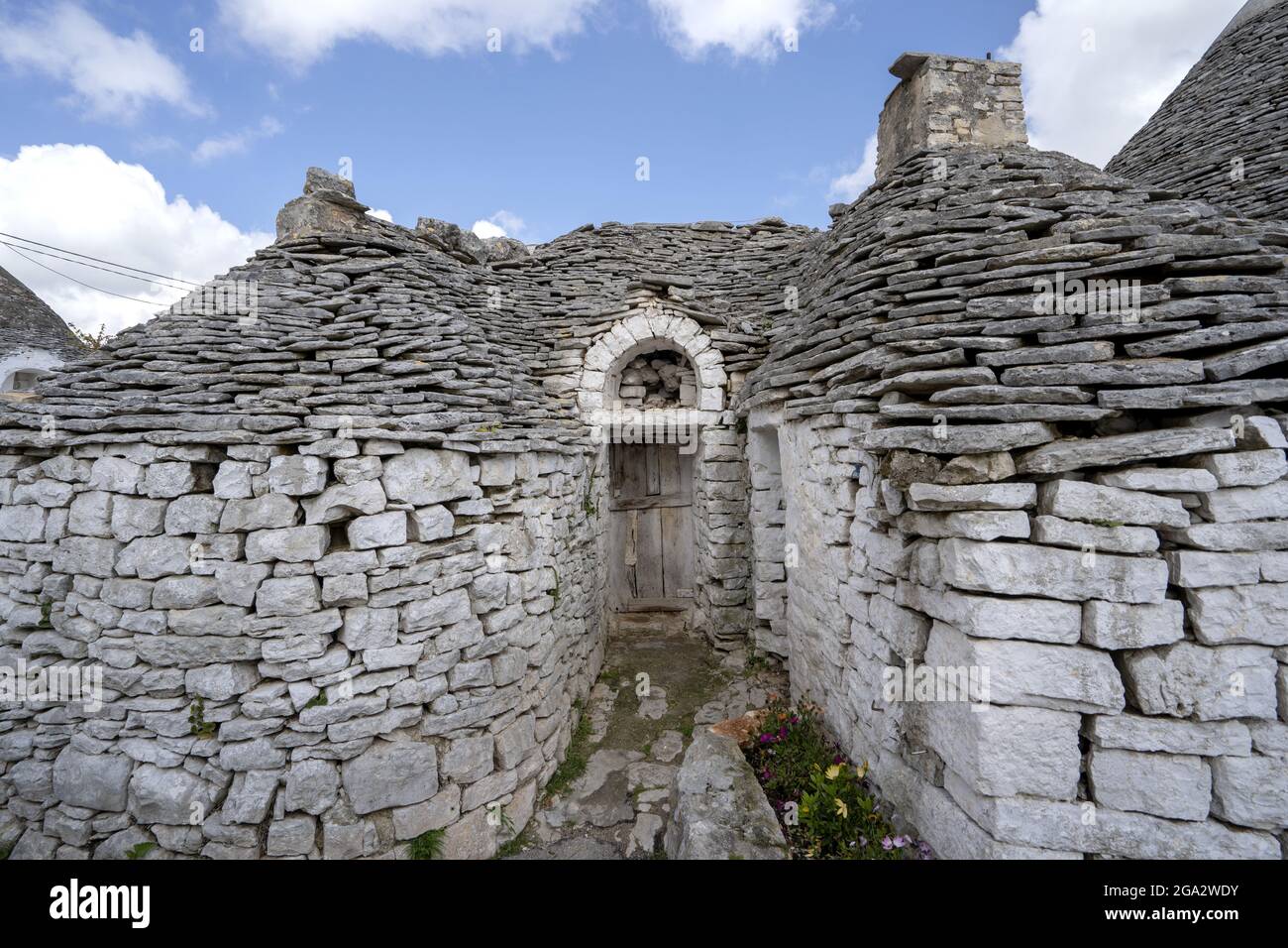 Tradizionale edificio pugliese in pietra rotonda Trulli di Alberobello; Alberobello, Puglia, Italia Foto Stock