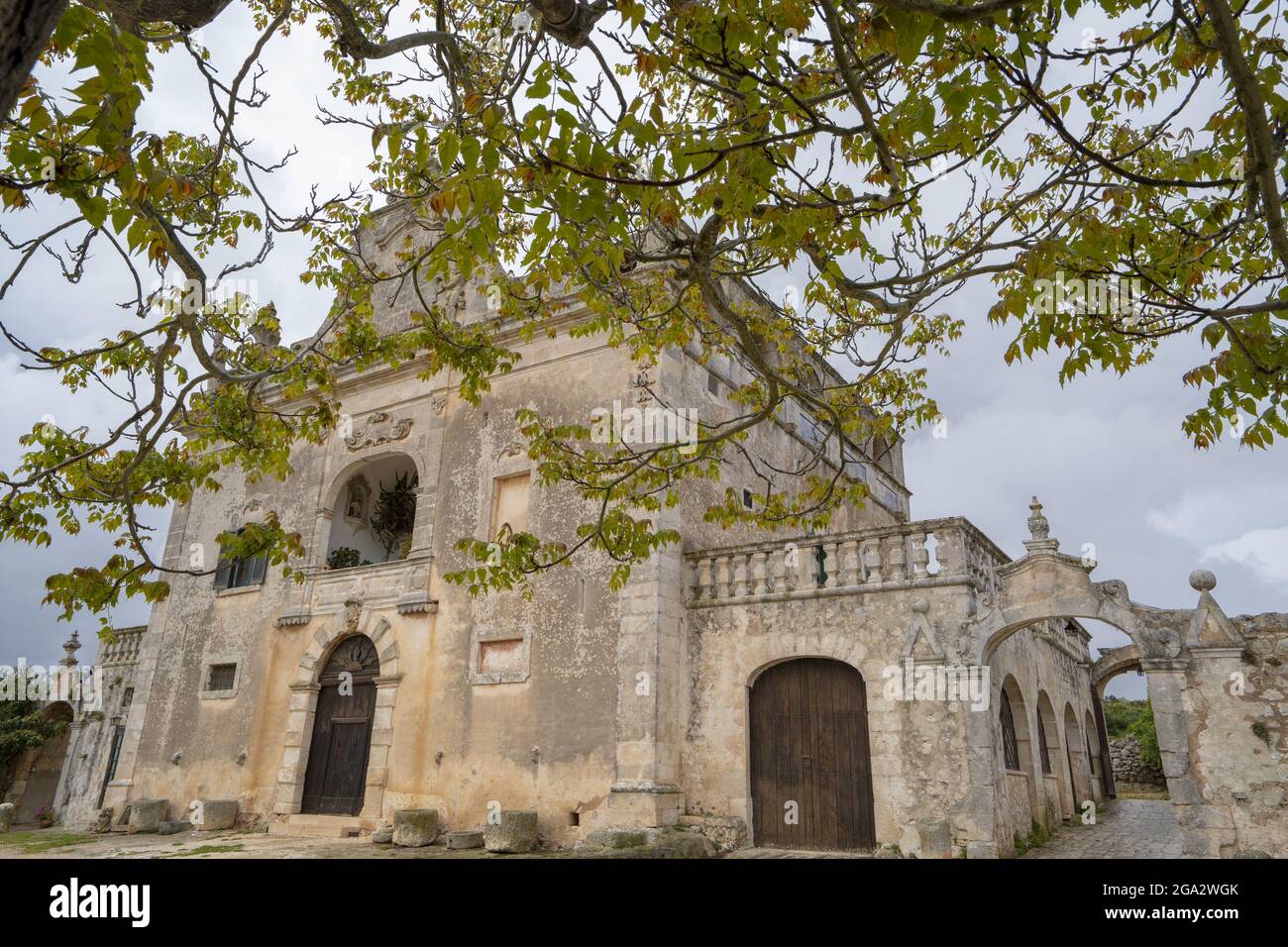 Villa Italiana nelle colline sopra Ostuni, Italia; Ostuni, Puglia, Italia Foto Stock