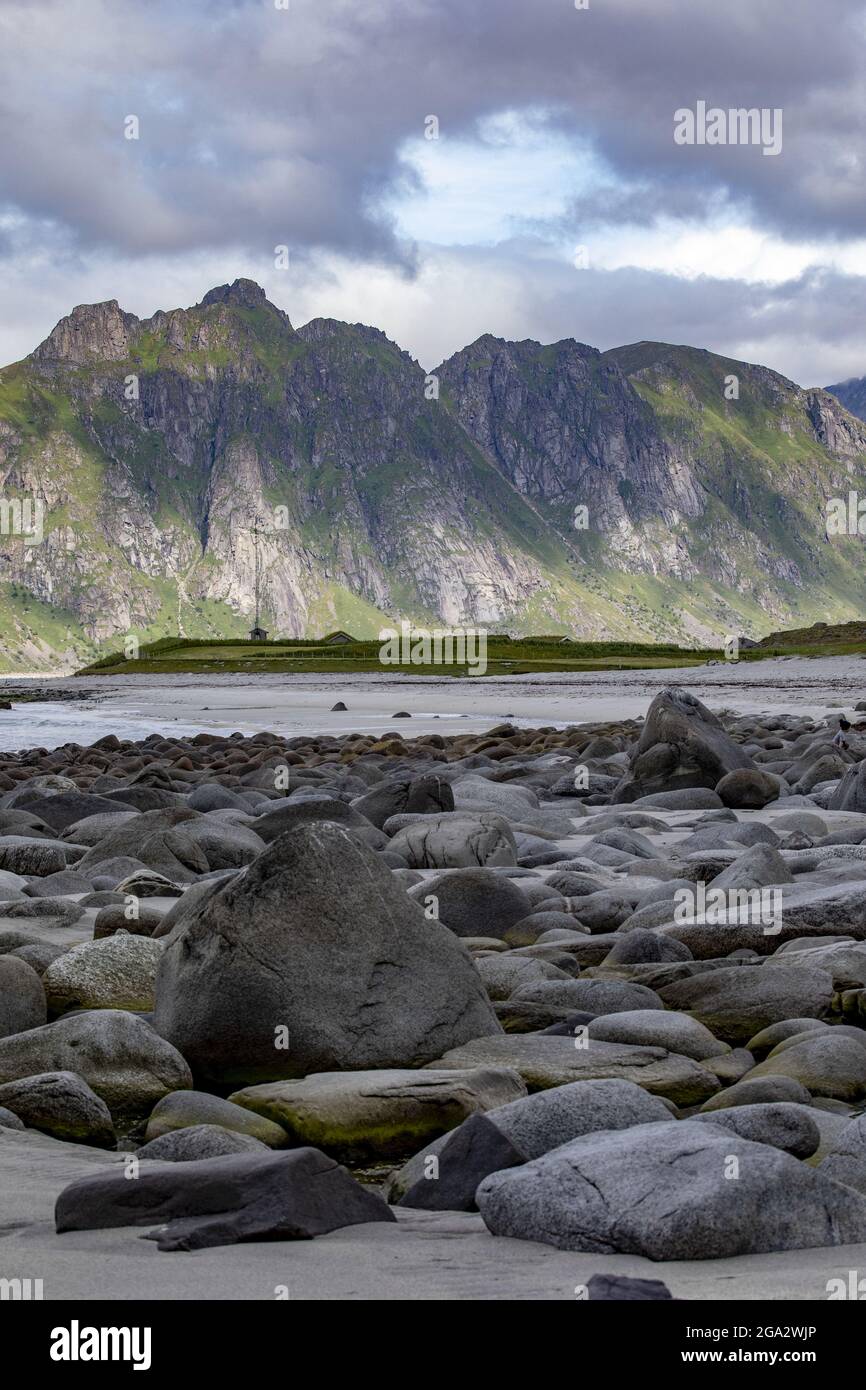 Il suggestivo paesaggio costiero di montagna e roccia di Utttakleiv Beach a Lofoten, Norvegia; Lofoten, Norvegia Foto Stock