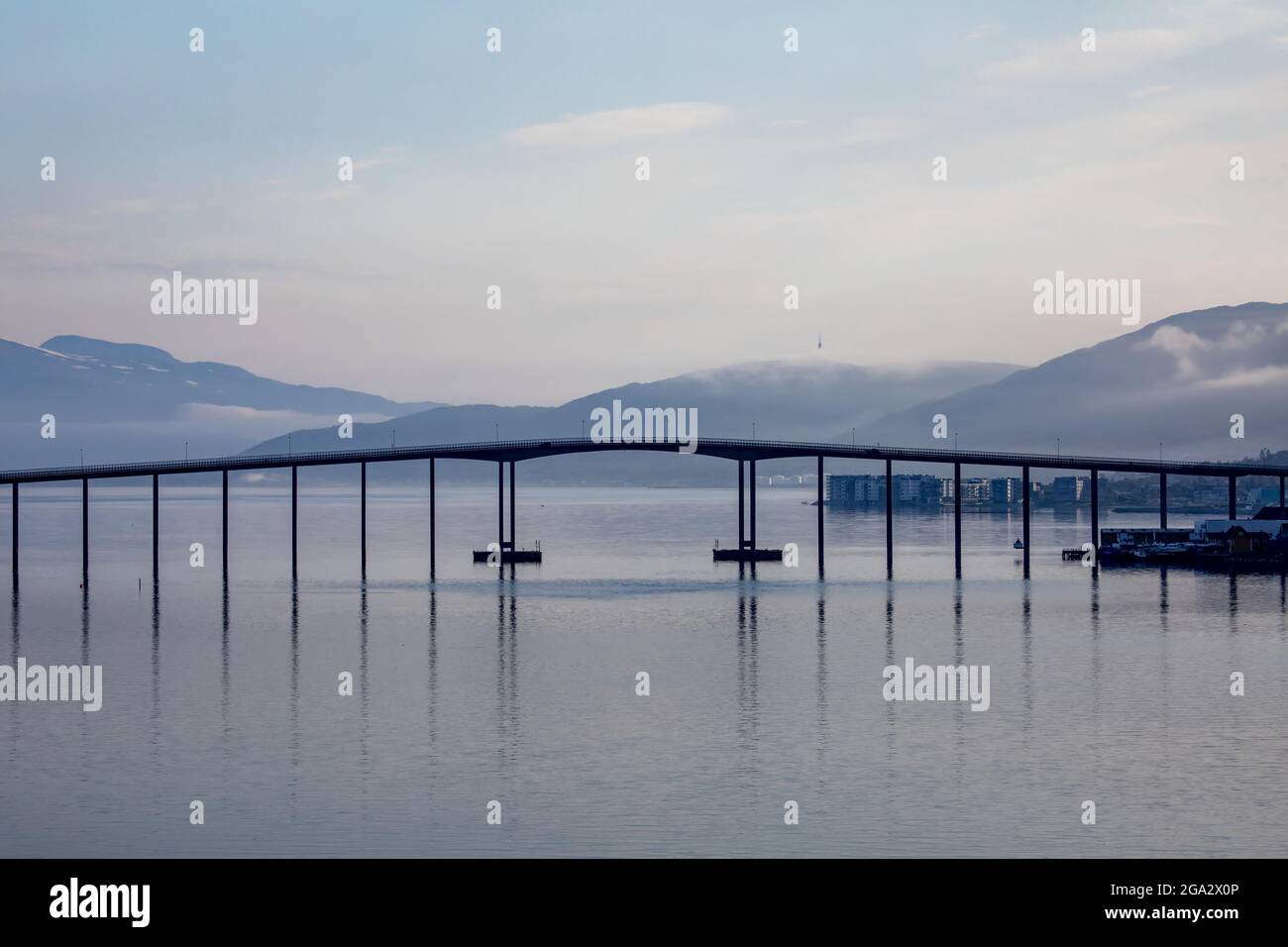 Silhouette del ponte Tromso che attraversa lo stretto di Tromsoysundet tra Tromsdalen sulla terraferma e l'isola di Tromsoya nella città portuale di... Foto Stock