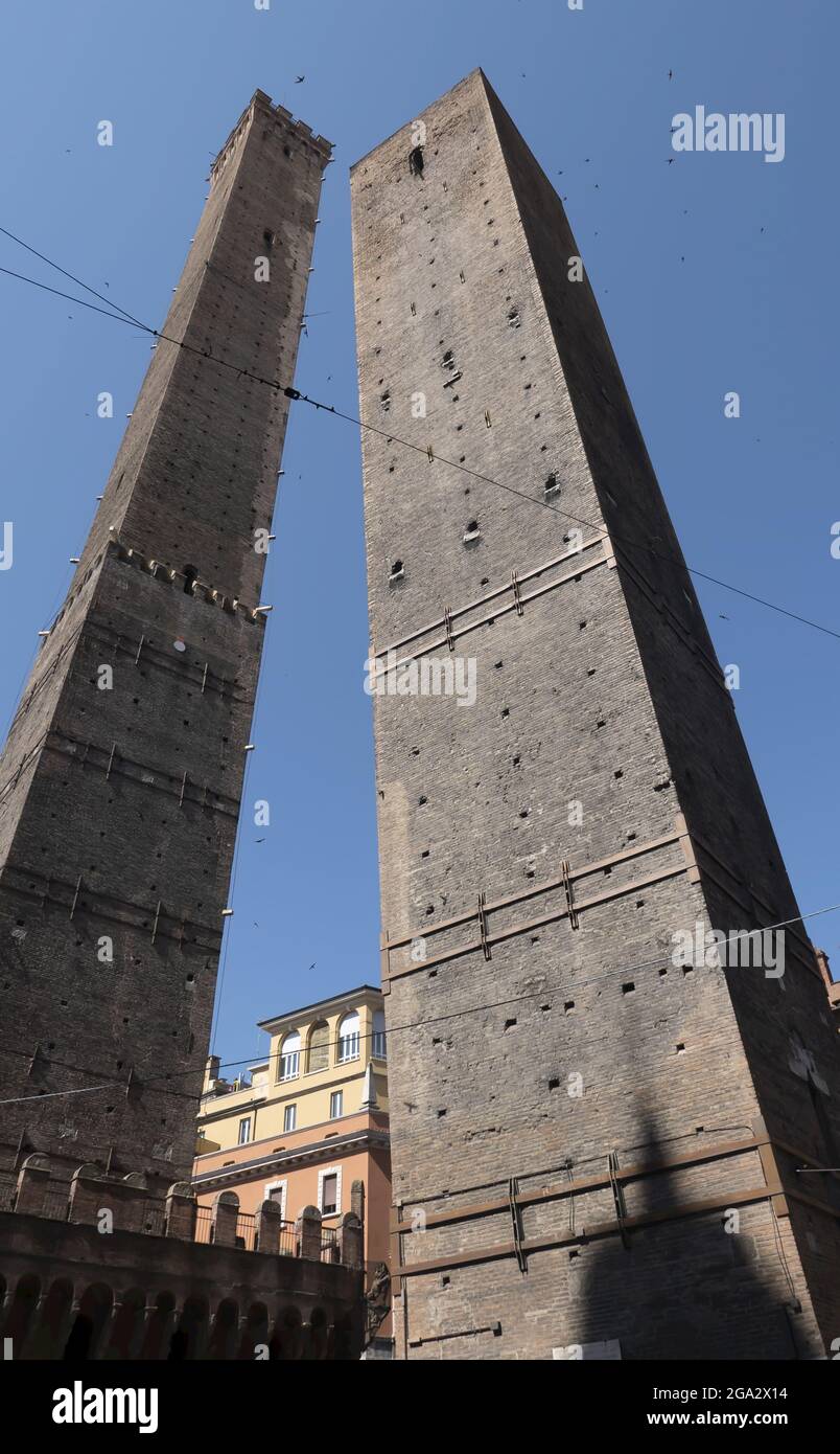 Due torri, quella più alta è chiamata Asinelli, mentre quella più piccola ma più pendente è chiamata Garisenda, a Bologna Foto Stock
