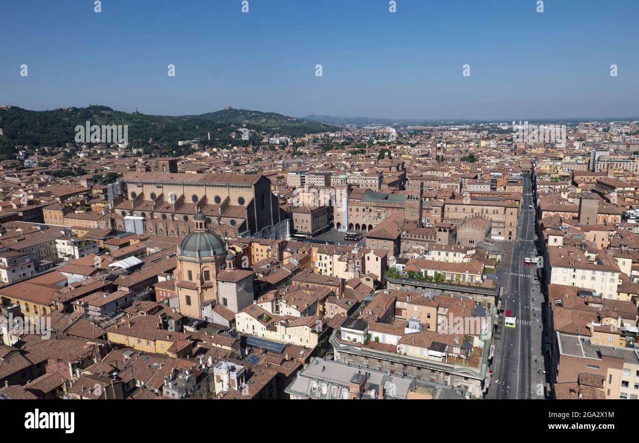 Vista di Bologna dalle due Torri (torri di Garisenda) a Bologna; Bologna, Emilla-Romagna, Italia Foto Stock