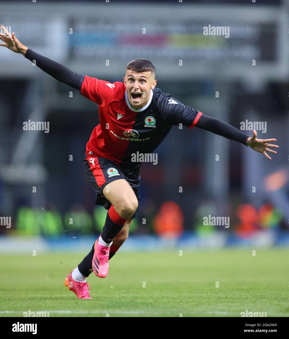 BLACKBURN, REGNO UNITO. IL 28 LUGLIO Connor McBride segna il primo goal della sua squadra durante la partita pre-stagione tra Blackburn Rovers e Leeds United a Ewood Park, Blackburn, mercoledì 28 luglio 2021. (Credit: Pat Scaasi | MI News) Credit: MI News & Sport /Alamy Live News Foto Stock