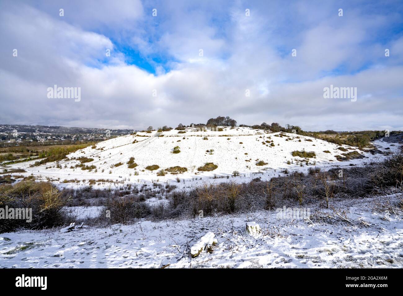Bastioni del forte dell'età del ferro sulla collina di St Catherine definita dalla neve del mattino presto; Winchester, Hampshire, Inghilterra Foto Stock