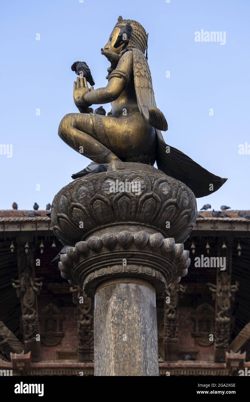 Colonna statua di Garuda a Piazza Durbar nella città vecchia di Patan (o Lalitpur) costruita dal Newari Indù Mallas tra il 16th e 18th centurie... Foto Stock