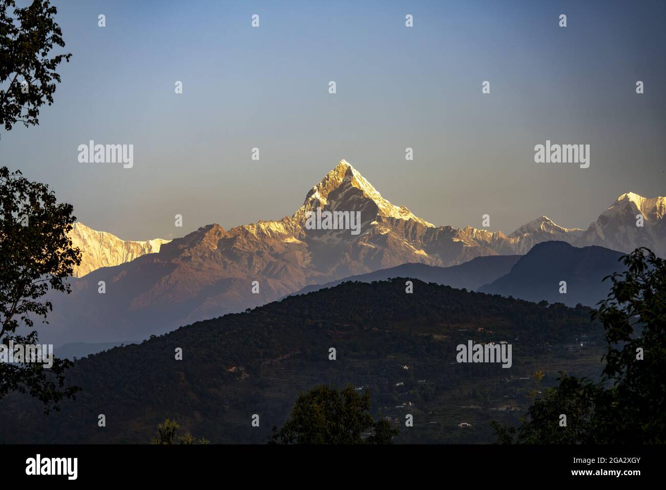 Machhapuchhare Peak, la montagna della coda di pesce dalla valle di Pokhara dell'Himalaya; Pokhara, Valle di Pokhara, Nepal Foto Stock