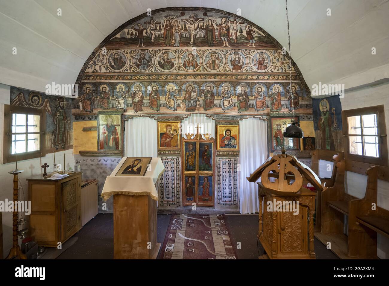 All'interno della Chiesa Ortodossa di legno Cristiano di San Parascheva; Sub Piatra, Monti Trascaului, Transilvania, Romania Foto Stock