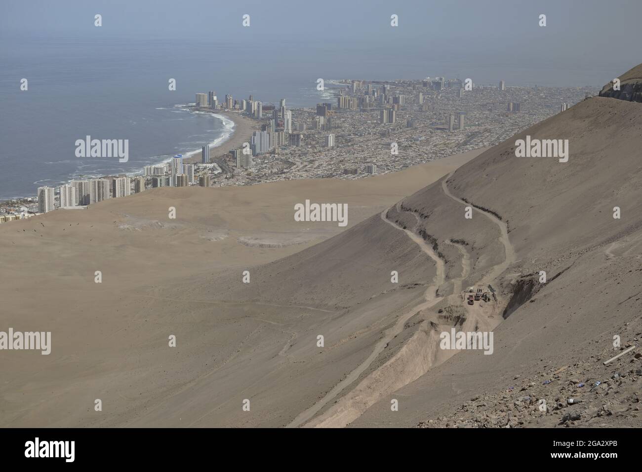 Parte sud della città portuale di Iquique con skyline e Cerro Dragon (Dragon Hill) la grande duna di sabbia urbana che si affaccia sulla città Foto Stock