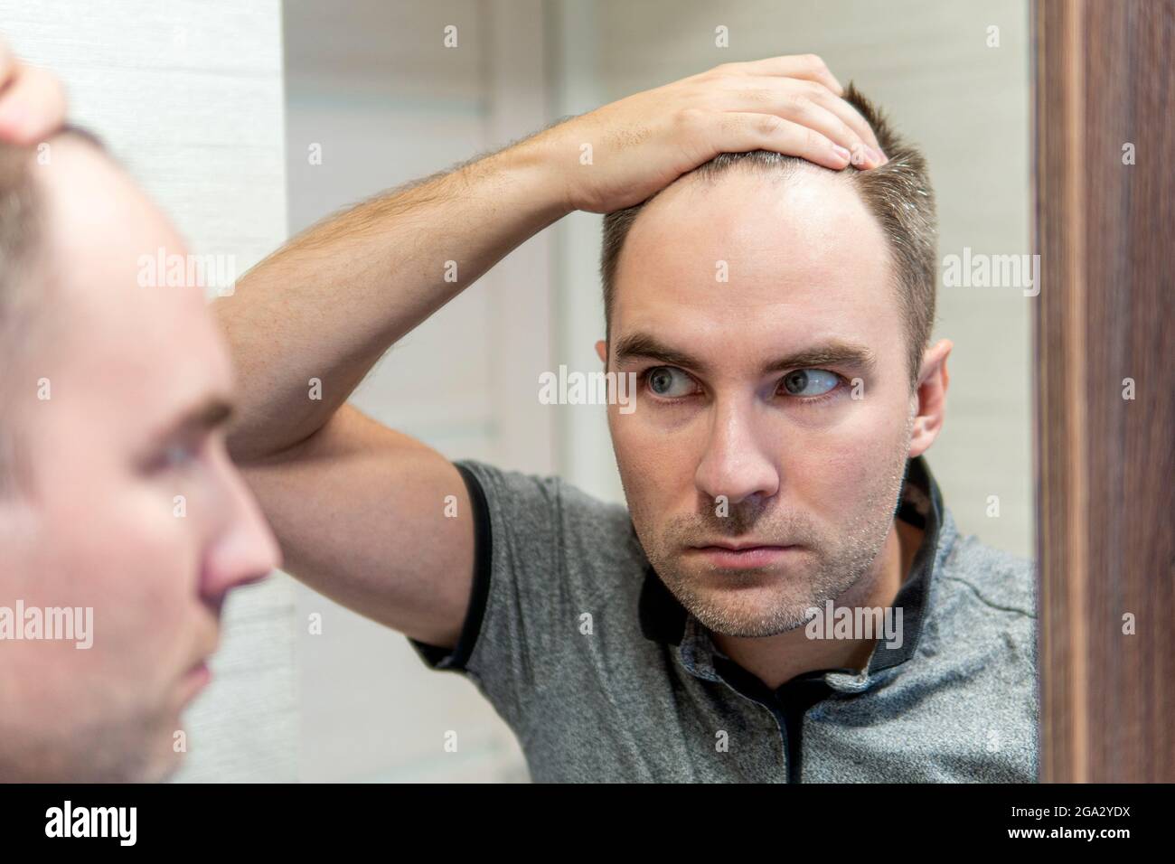 Ritratto di un uomo che guarda nello specchio Foto Stock