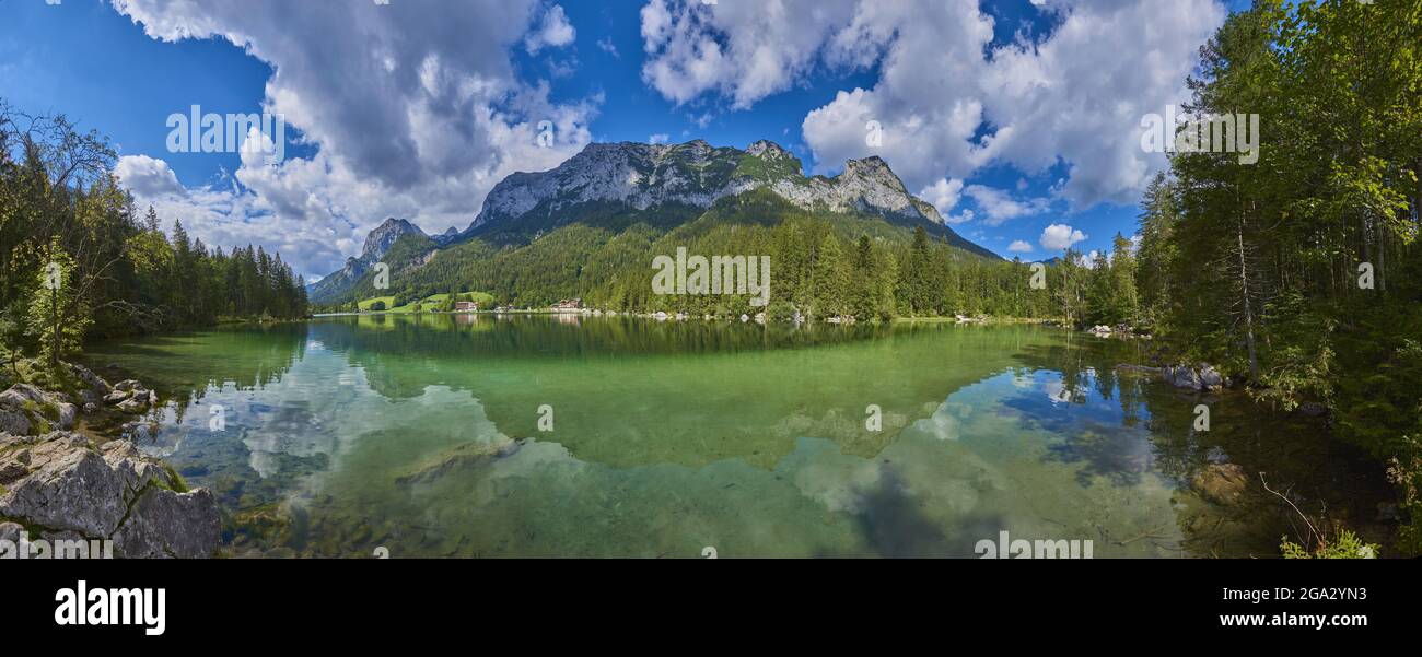 Lago di Hintersee con lo specchio delle cime delle Alpi bavaresi; Berchtesgadener Land, Ramsau, Baviera, Germania Foto Stock