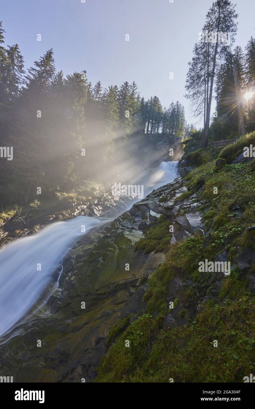 Cascate di Krimml con luce del sole nebulosa; Stato di Salisburgo, Austria Foto Stock