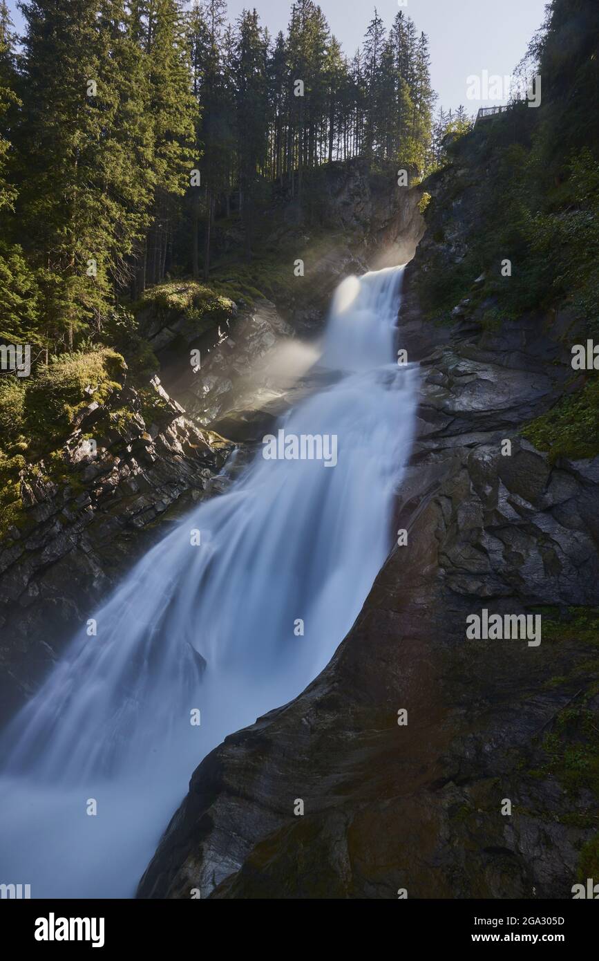 Cascate di Krimml con luce del sole nebulosa; Stato di Salisburgo, Austria Foto Stock