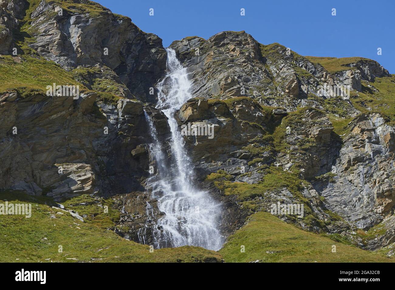 Cascata sulla strada alpina Grossglockner vicino Kaiser-Franz-Josefs-Hohe; Karnten, Austria Foto Stock