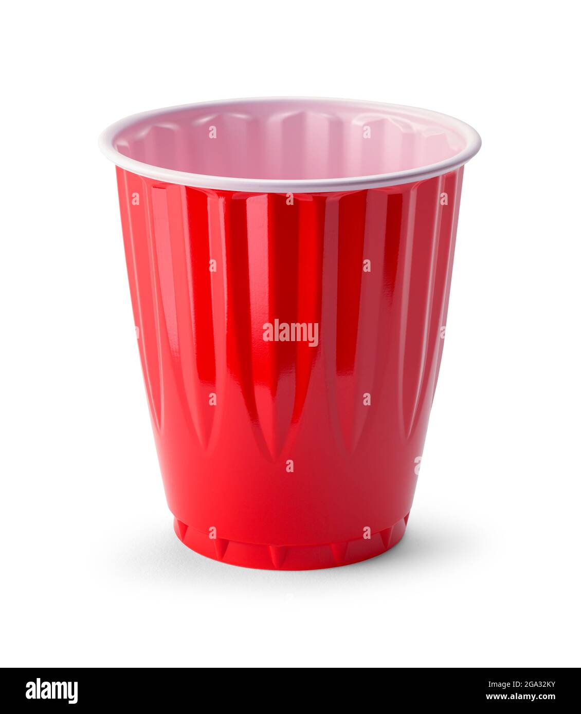Coppa in plastica rossa con taglio a strappo su bianco. Foto Stock Coppa in plastica rossa con taglio a strappo su bianco. Foto Stock