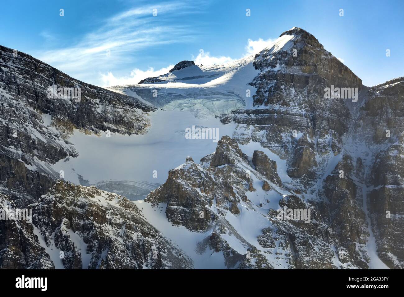 Primo piano della cima della montagna con ghiacciaio e cielo blu e nuvole, Banff National Park; Lake Louise, Alberta, Canada Foto Stock