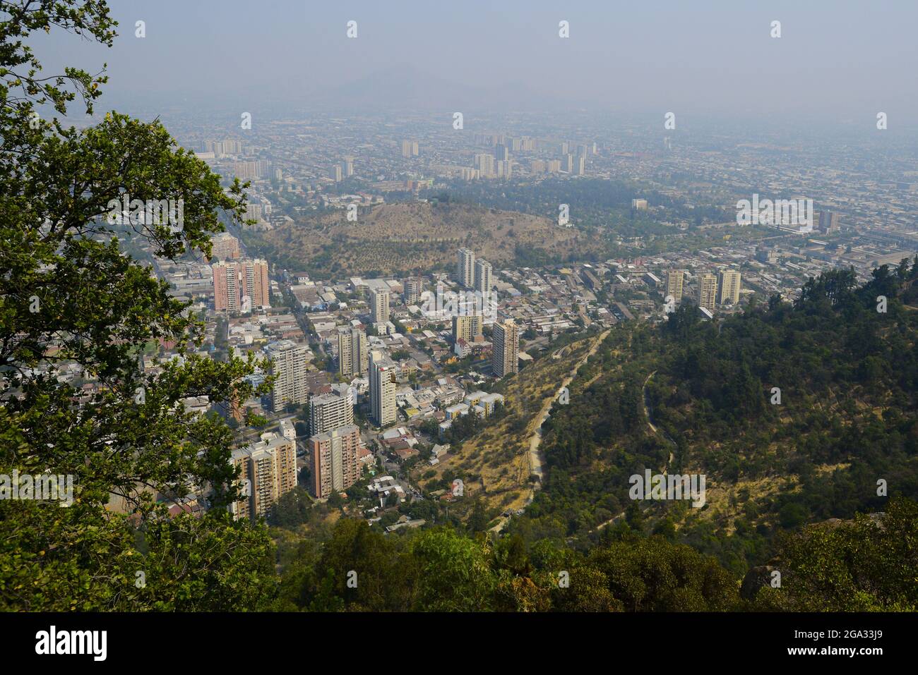 Vista di Santiago del Cile dalla collina di San Cristobal; Santiago del Cile, Cile Foto Stock