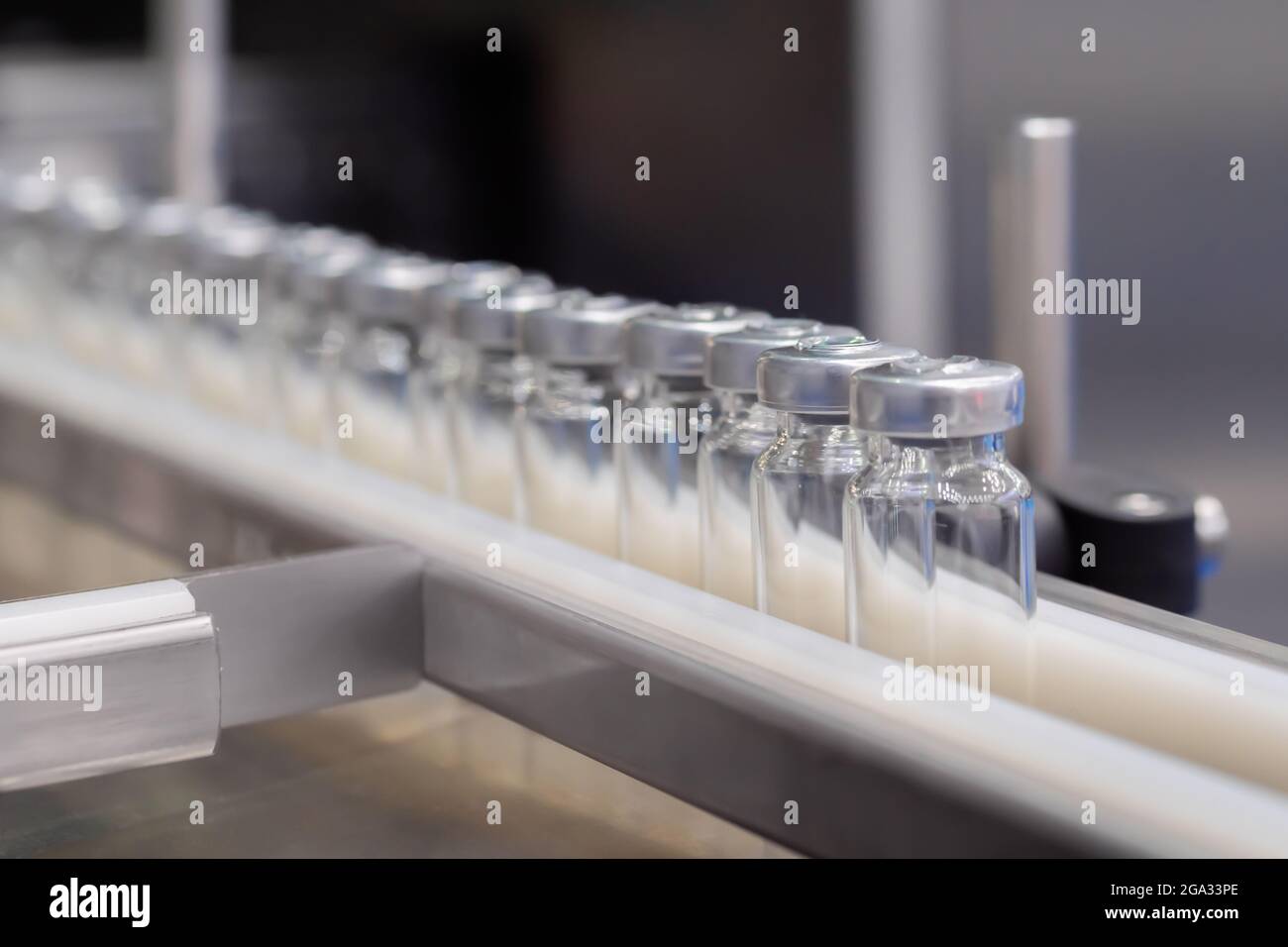 Linea di produzione farmaceutica - nastro trasportatore con vetro di iniezione vuoto fiale Foto Stock