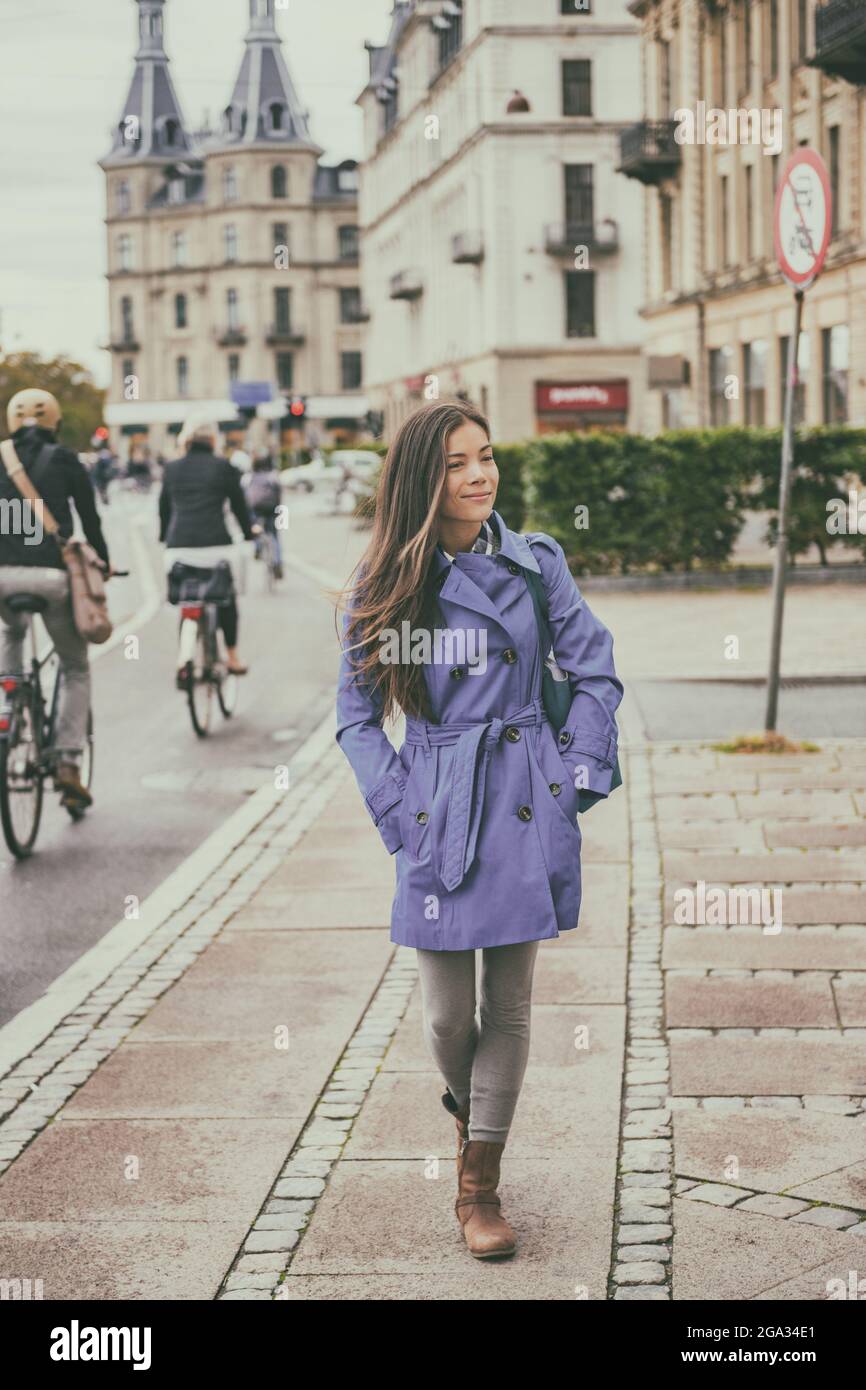 Autunno città stile di vita giovane donna camminare rilassante all'aperto in strada europea, vita urbana, Copenhagen, Danimarca. Foto Stock