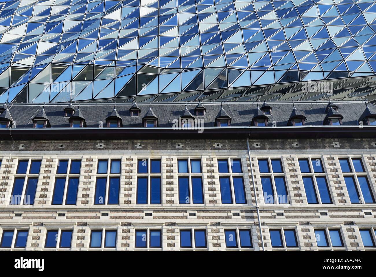 Windows del Port Authority Building, o Port House di Anversa, un edificio iconico di Zaha Hadid nel porto di Anversa; Anversa, Belgio Foto Stock