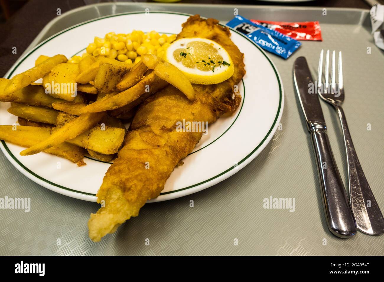 Pesce e patatine con posate in un ristorante Foto Stock