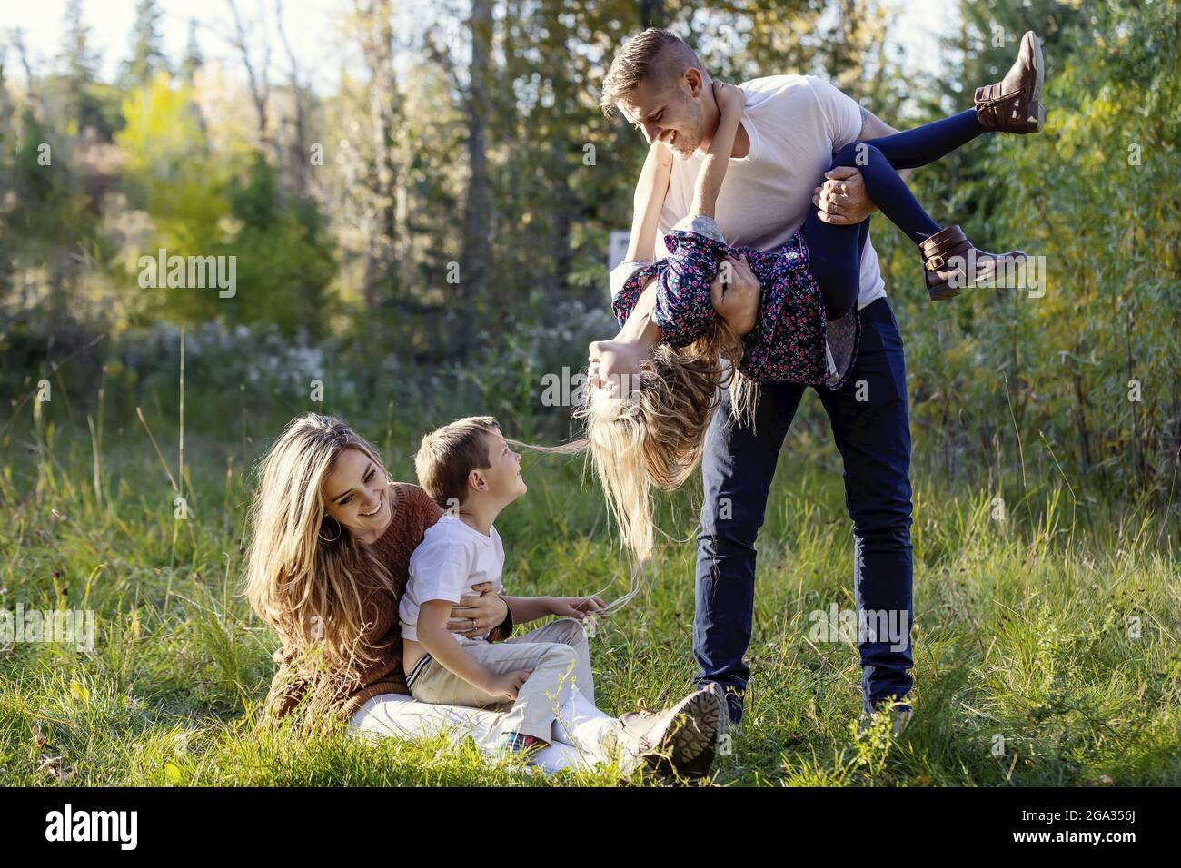 Una famiglia che trascorre un soggiorno di qualità all'aperto in un parco cittadino durante la stagione autunnale; Edmonton, Alberta, Canada Foto Stock