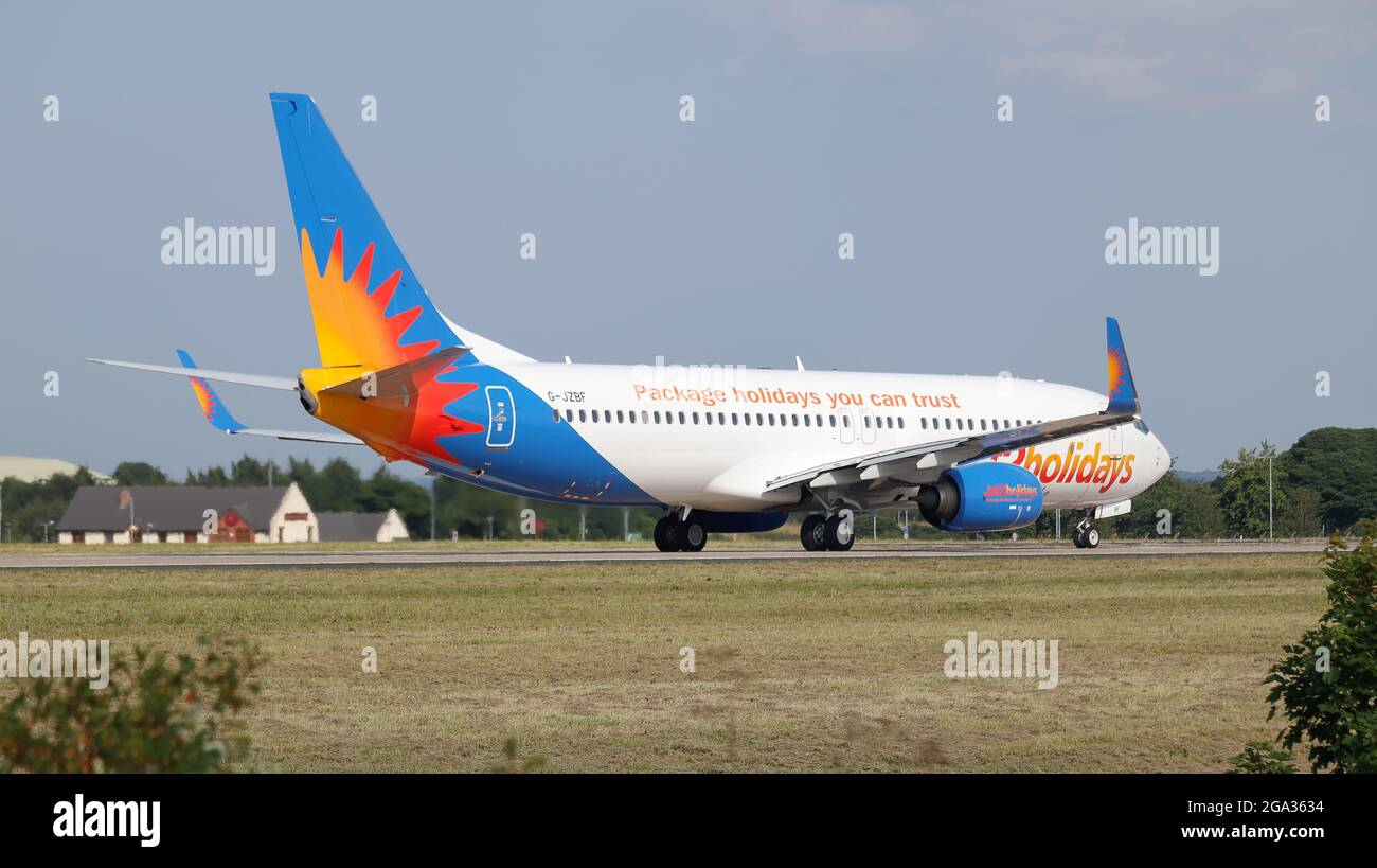 Jet2 Boeing 737-800 G-JZBF all'aeroporto di Leeds Bradford con partenza per Gran Canaria. Foto Stock