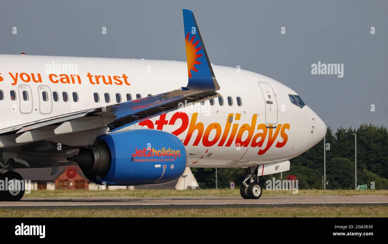 Jet2 Boeing 737-800 G-JZBF all'aeroporto di Leeds Bradford con partenza per Gran Canaria. Foto Stock