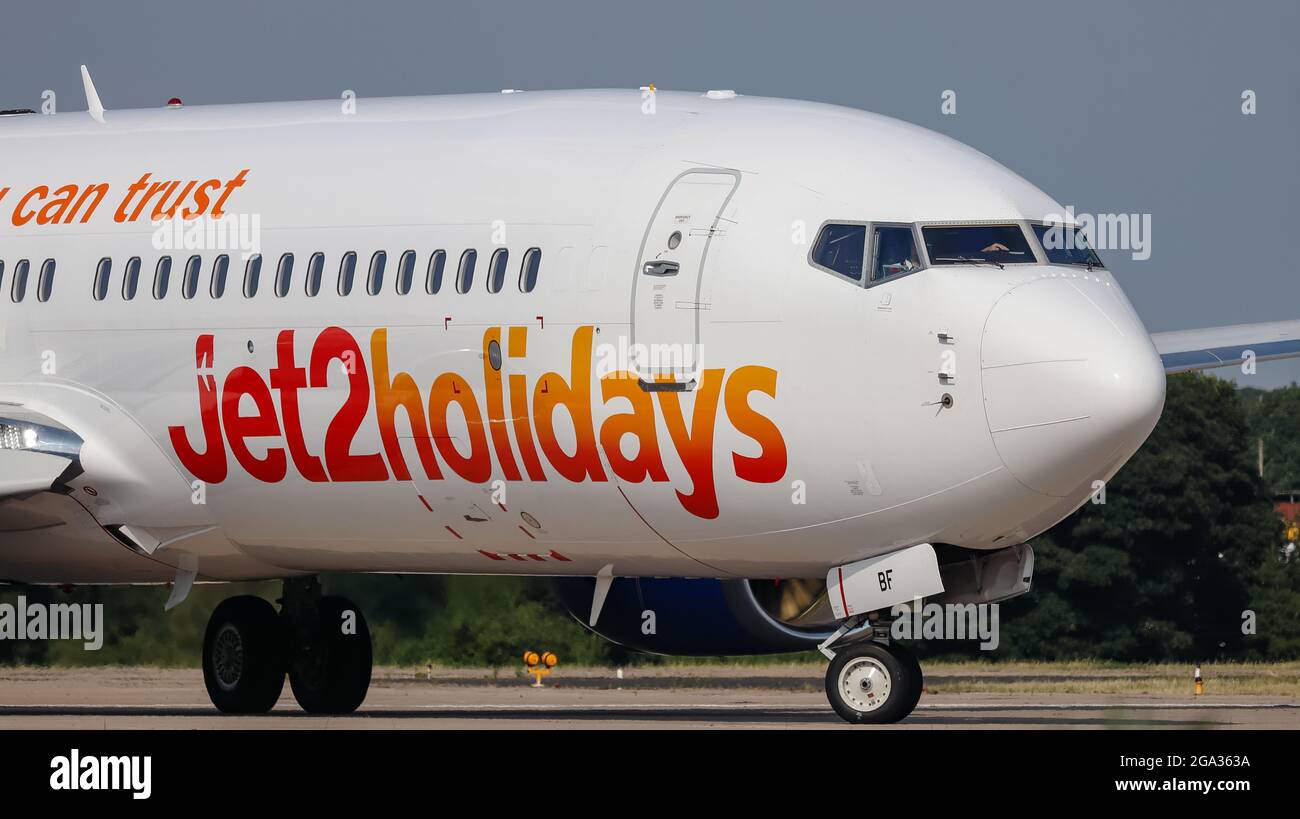 Jet2 Boeing 737-800 G-JZBF all'aeroporto di Leeds Bradford con partenza per Gran Canaria. Foto Stock