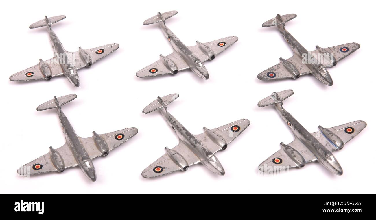 Un set di sei giocattoli Dinky in metallo pressofuso da caccia Gloster Meteor argento Foto Stock