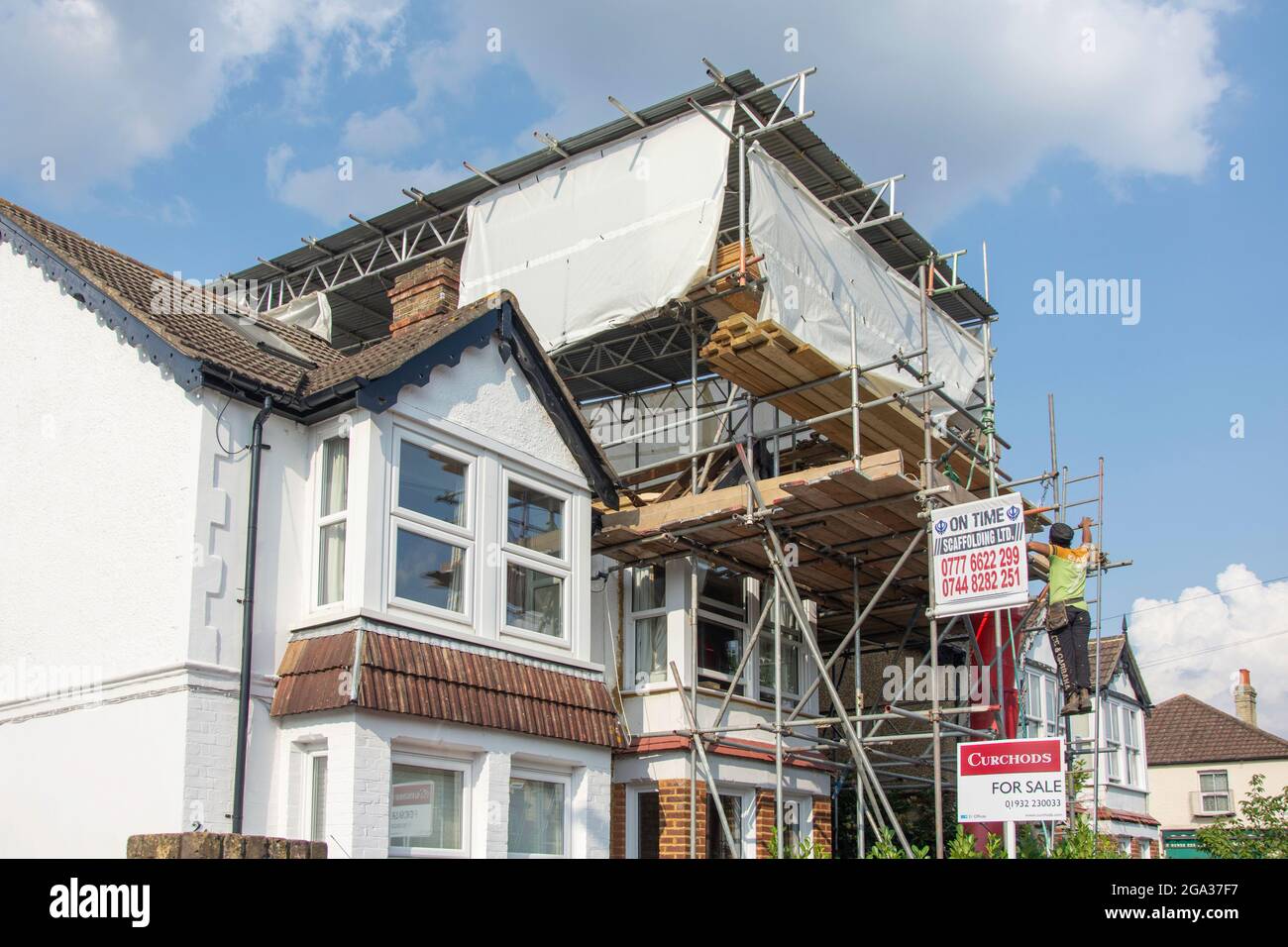 Ristrutturazione della casa con impalcature, Shepperton, Surrey, Inghilterra, Regno Unito Foto Stock