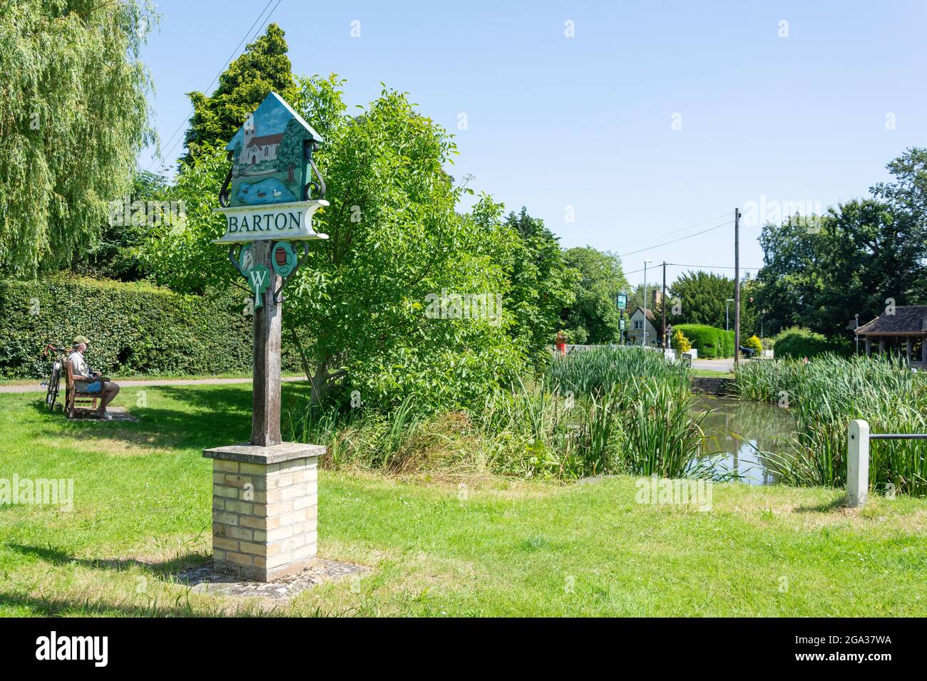 Barton villaggio stagno e segno, Barton, Cambridgeshire, Inghilterra, Regno Unito Foto Stock