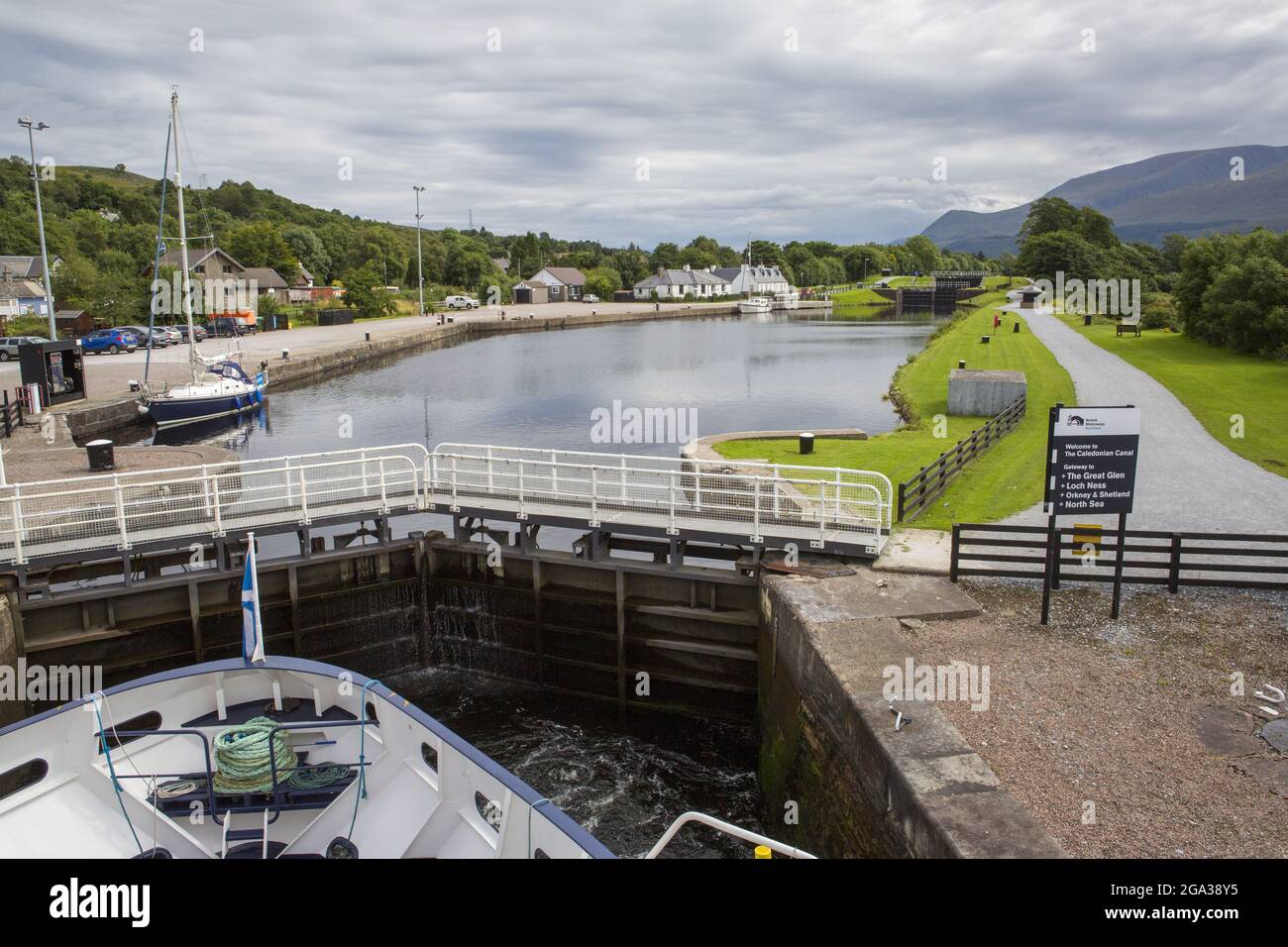 Una piccola nave entra nel canale Caledoniano, Scozia; Inverness, Scozia Foto Stock