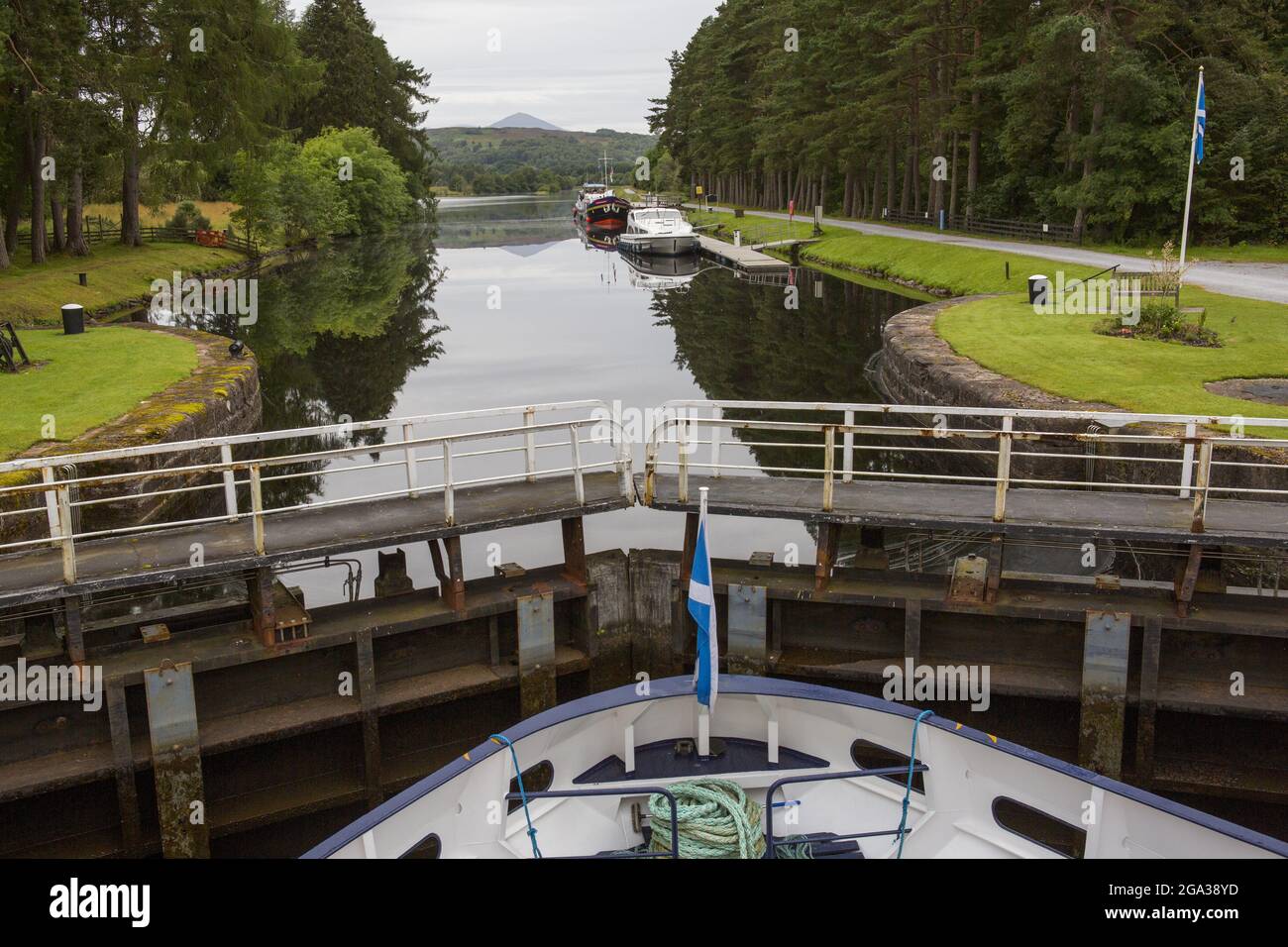 Una barca si ferma alle porte di accesso lungo il canale caledoniano vicino a Kytra, Scozia; Kytra, Scozia Foto Stock