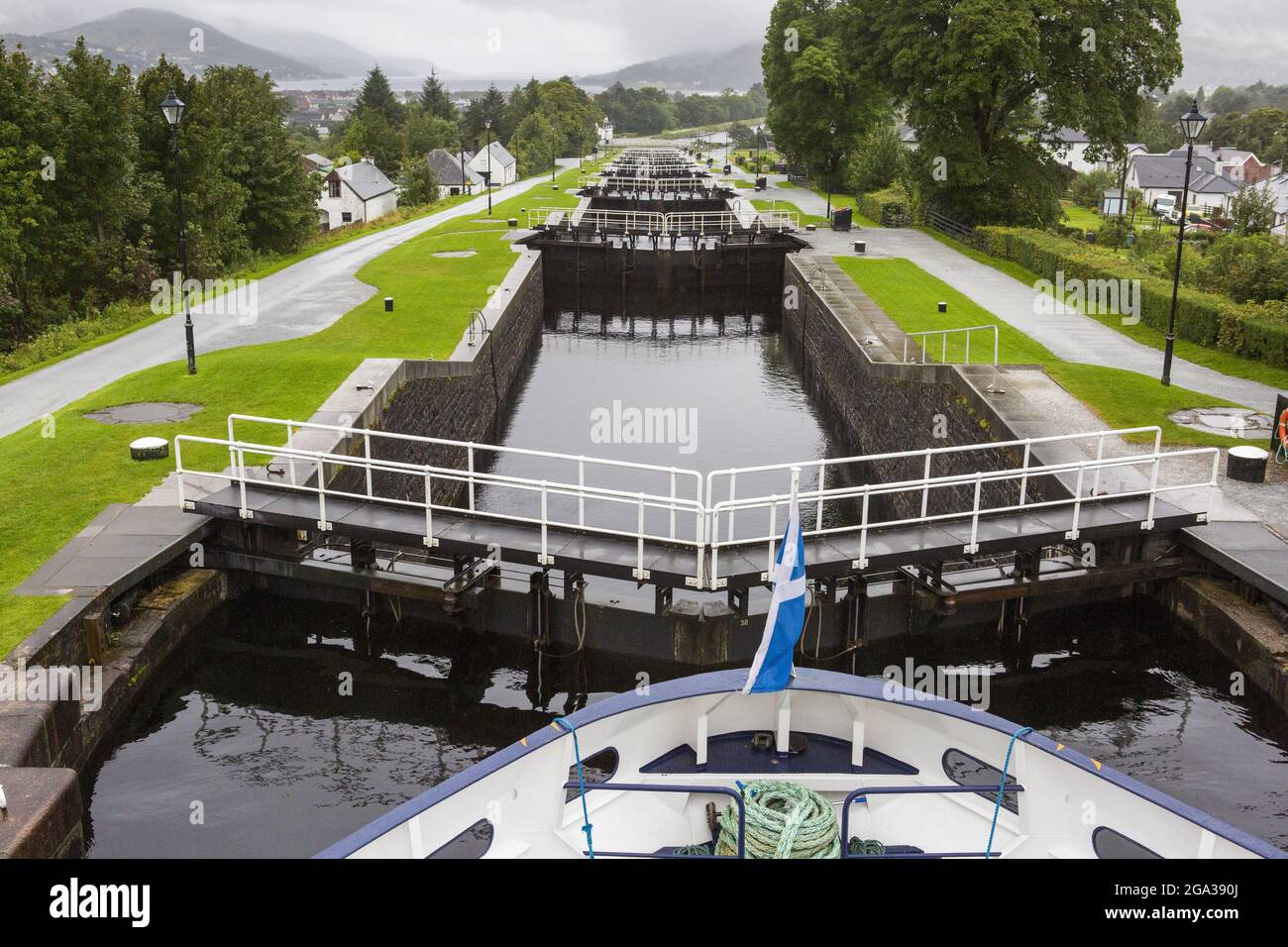 Una nave inizia la discesa della scalinata di Nettuno lungo il canale Caledoniano a Banavie, Scozia; Banavie, Scozia Foto Stock