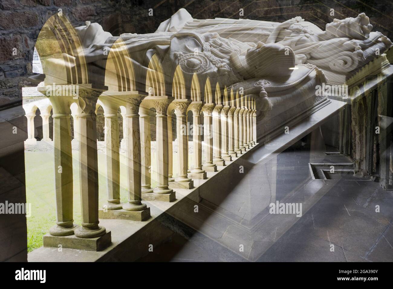Immagine a doppia esposizione di una cripta e chiostri all'interno dell'Abbazia benedettina a Iona, Scozia; Iona, Scozia Foto Stock