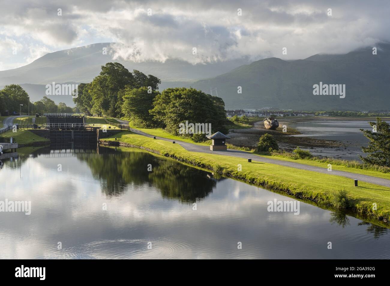 Il sole mattutino illumina il paesaggio lungo il canale Caledoniano vicino a Corpach, Scozia; Corpach, Scozia Foto Stock