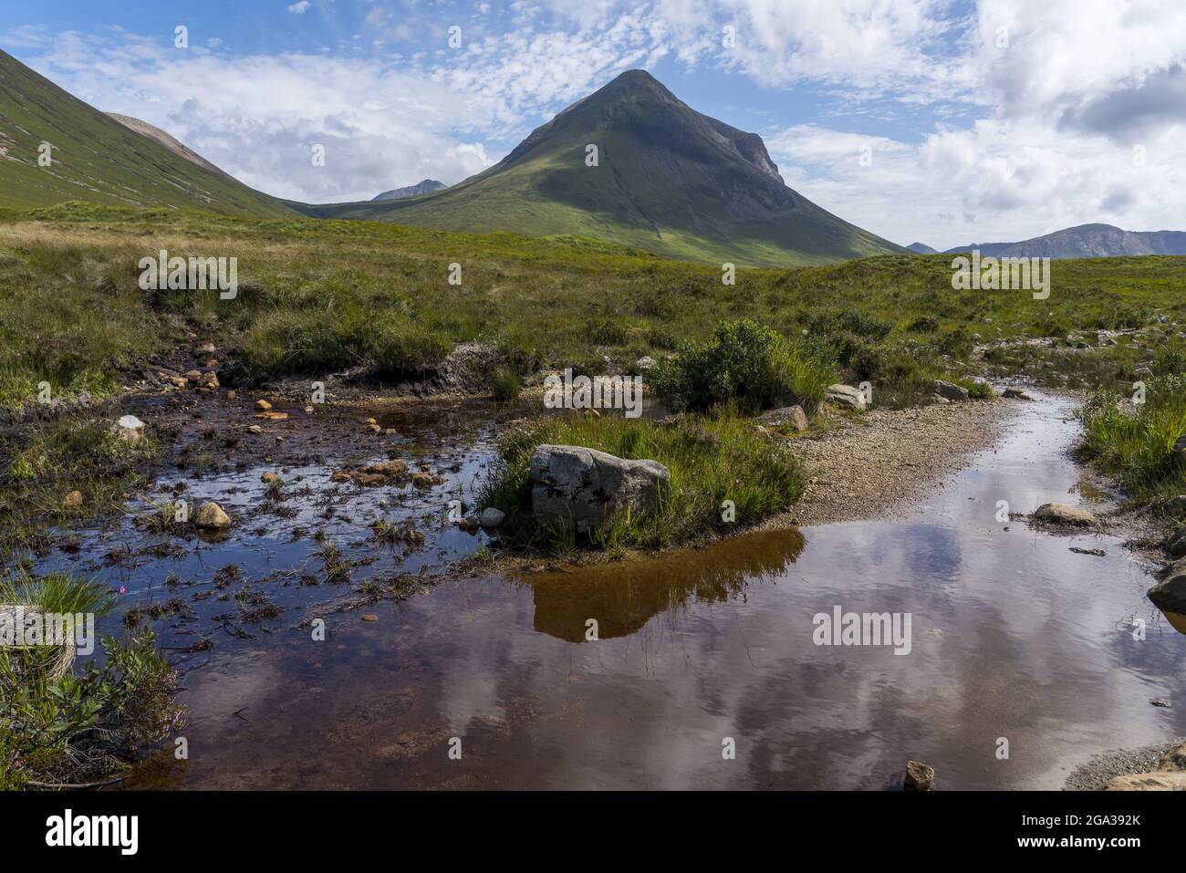 Il paesaggio delle montagne e del cielo di Red Cuillin si riflette nell'acqua sull'isola di Skye, Scozia; Sligachan, isola di Skye, Scozia Foto Stock