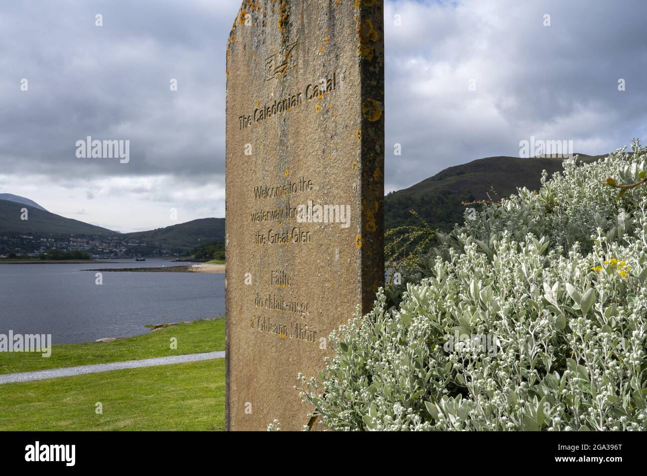 Una lapide di pietra si trova alla fine del canale Caledoniano vicino a Corpach, Scozia; Corpach, Scozia Foto Stock