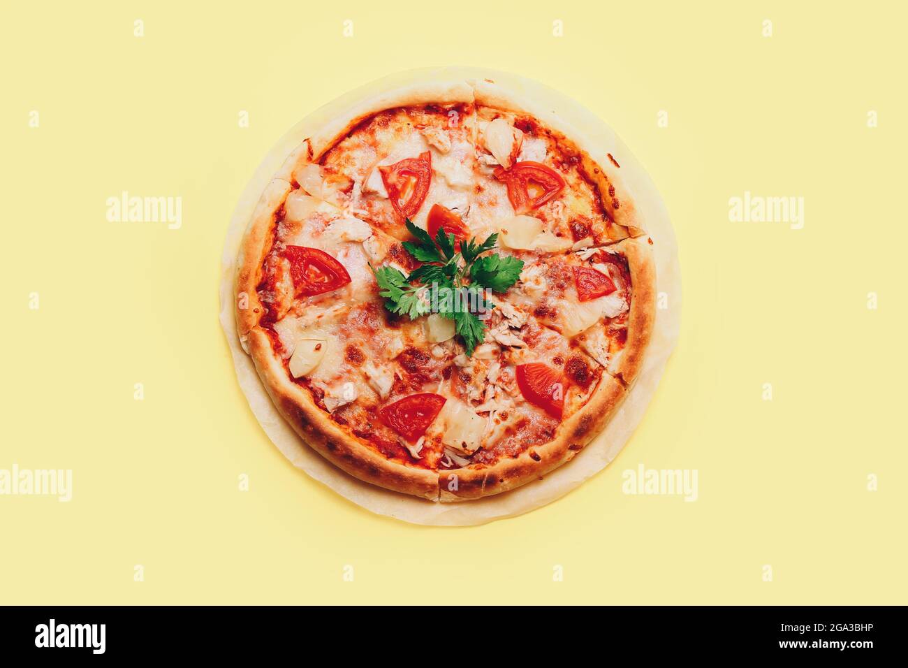 Vista dall'alto con pizza a fette su sfondo giallo. Foto Stock