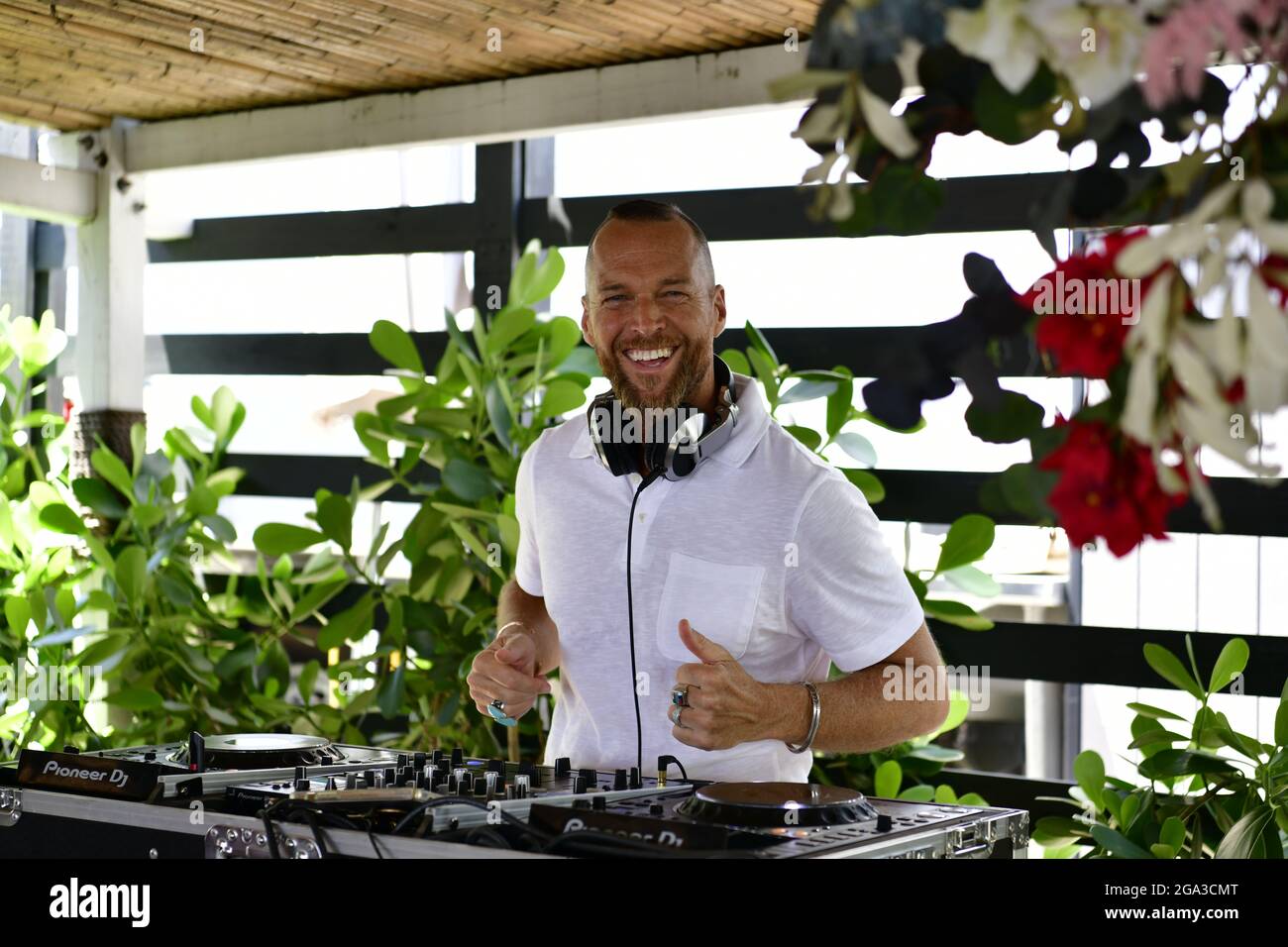 MIAMI, FLORIDA - LUGLIO 08: DJ durante la Festa di lancio della Jonathan Simkhai Miami Swim Week a Joia Beach il 08 Luglio 2021 a Miami, Florida. Foto Stock