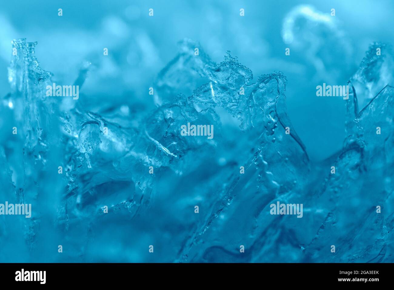 Sfondo tema invernale con ghiaccio blu congelato in esso. Foto Stock