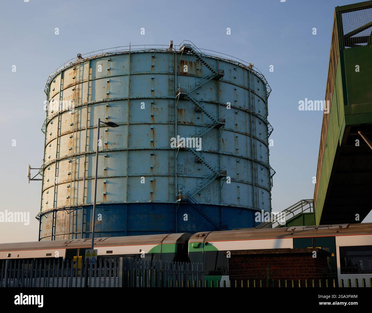 Gasometro a gas a Littlehampton in una serata estiva nel luglio 2021. Foto Stock