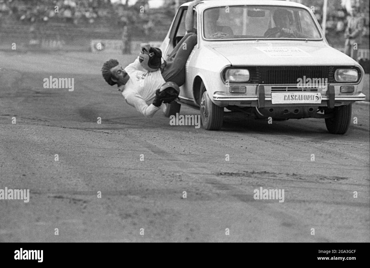 Lo stuntman rumeno Ioan Albu si esibisce durante uno spettacolo a Bucarest, circa 1979 Foto Stock