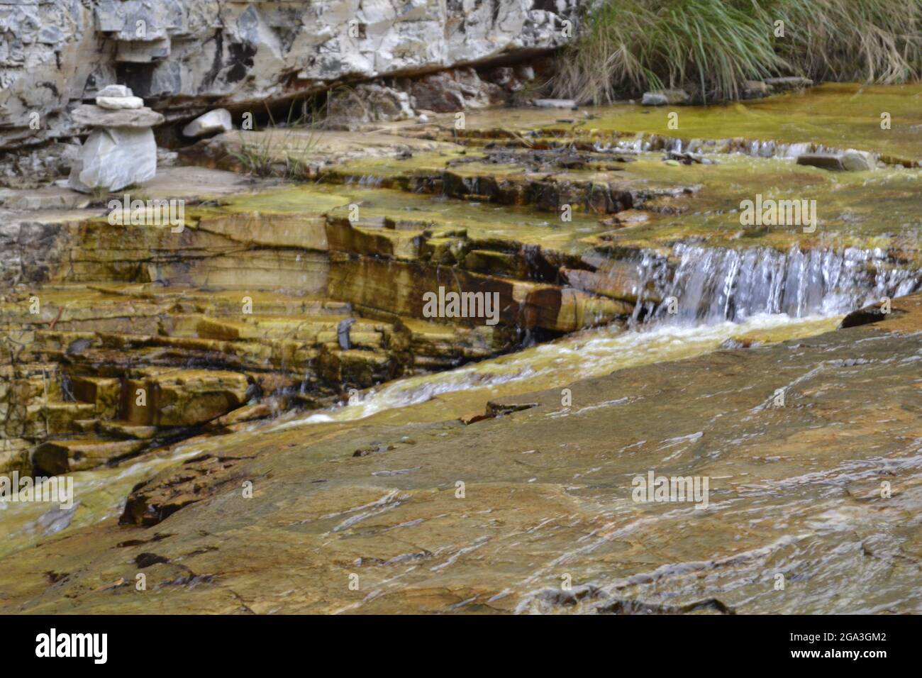 Cascata in vista ravvicinata con dettagli sul movimento dell'acqua. In Capitólio, MG - Brail. Foto Stock