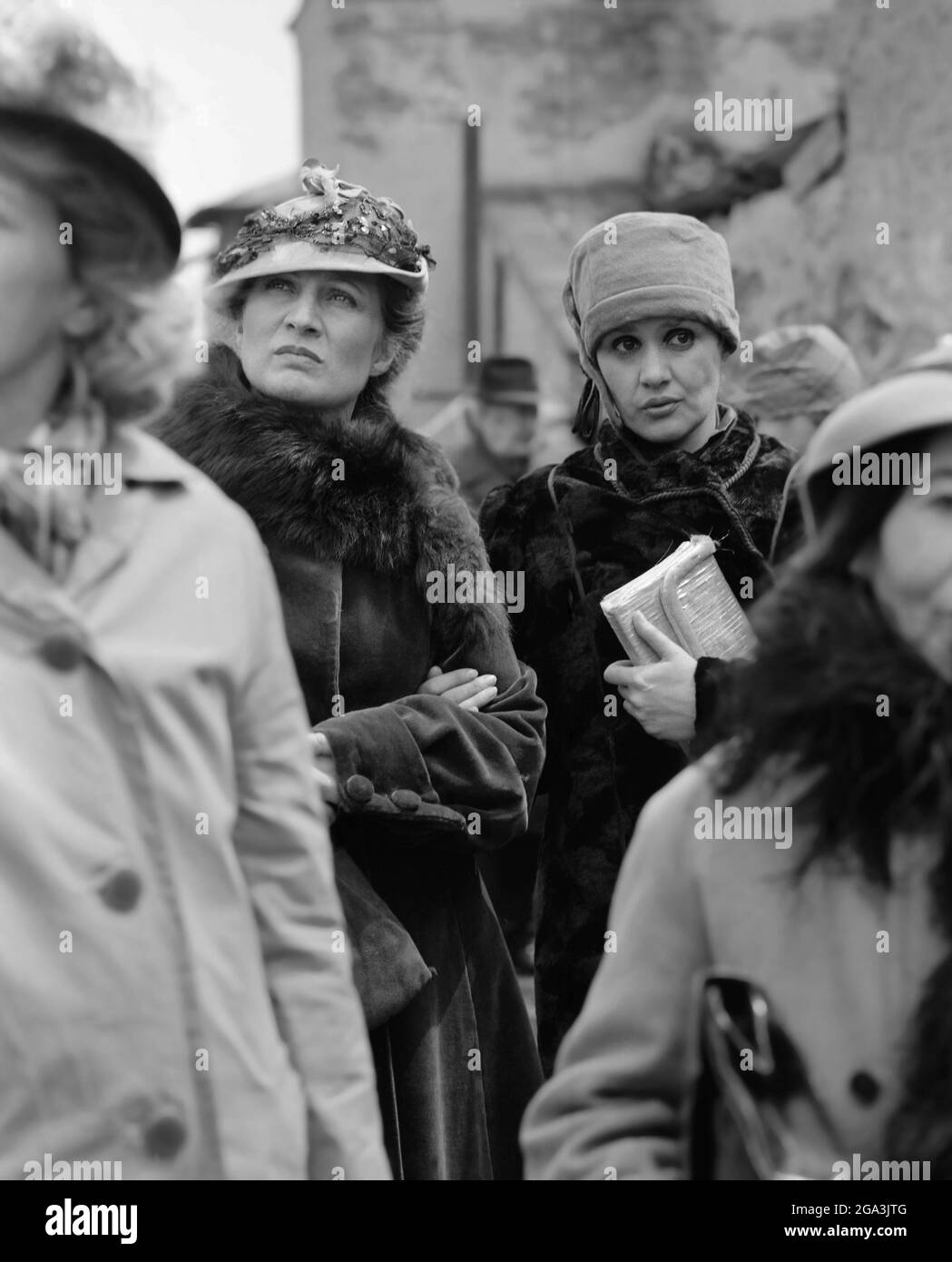 Attrici rumene Dorina Lazar & Rodica Mandache durante la ripresa del film 'Înghițitorul de săbii', regista Alexa Visarion, 1980 Foto Stock