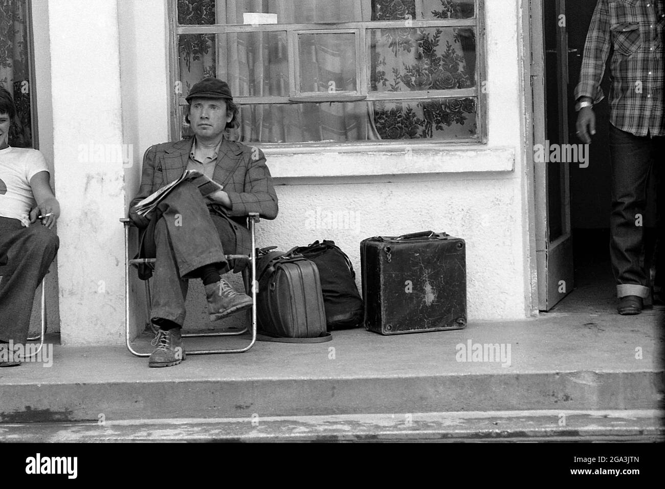 Romania, anni settanta. Persone in attesa in una piccola stazione ferroviaria in campagna. Foto Stock