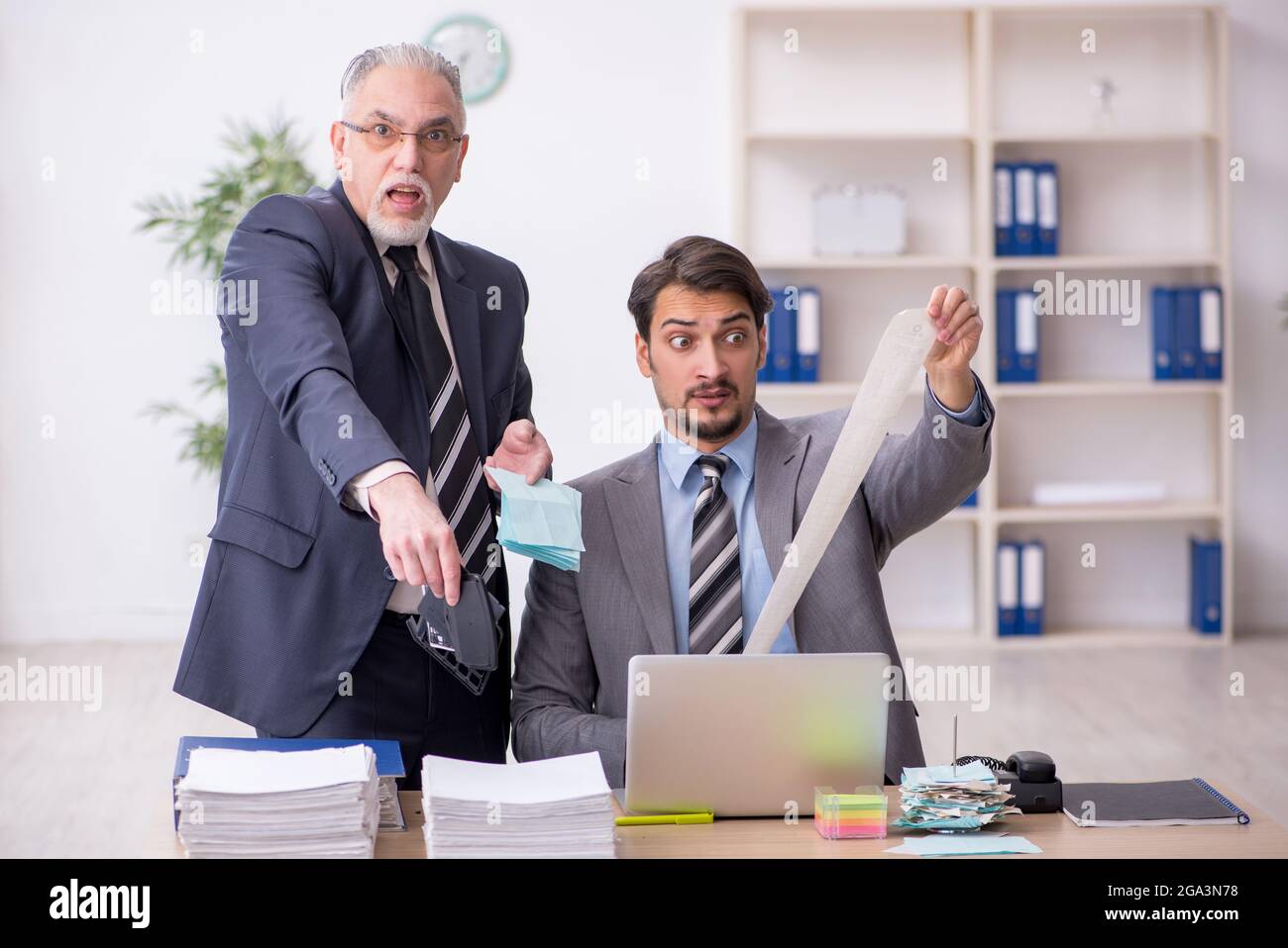 Due contabili maschi nel concetto di pianificazione del budget sul posto di lavoro Foto Stock