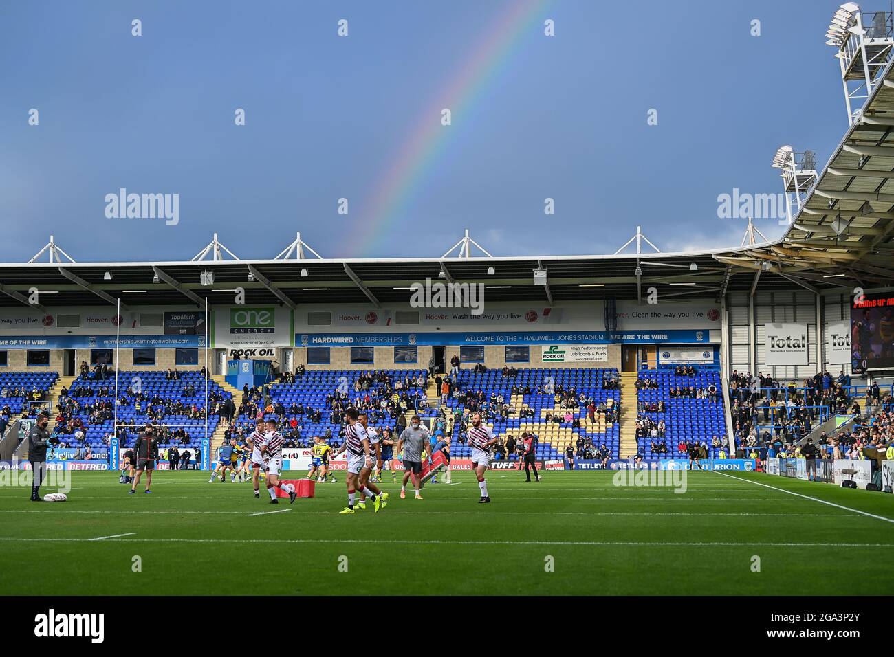 Un arcobaleno sullo stadio Halliwell Jones, Home Warrington Wolves durante il riscaldamento pre match in, il 28/2021. (Foto di Craig Thomas/News Images/Sipa USA) Credit: Sipa USA/Alamy Live News Foto Stock