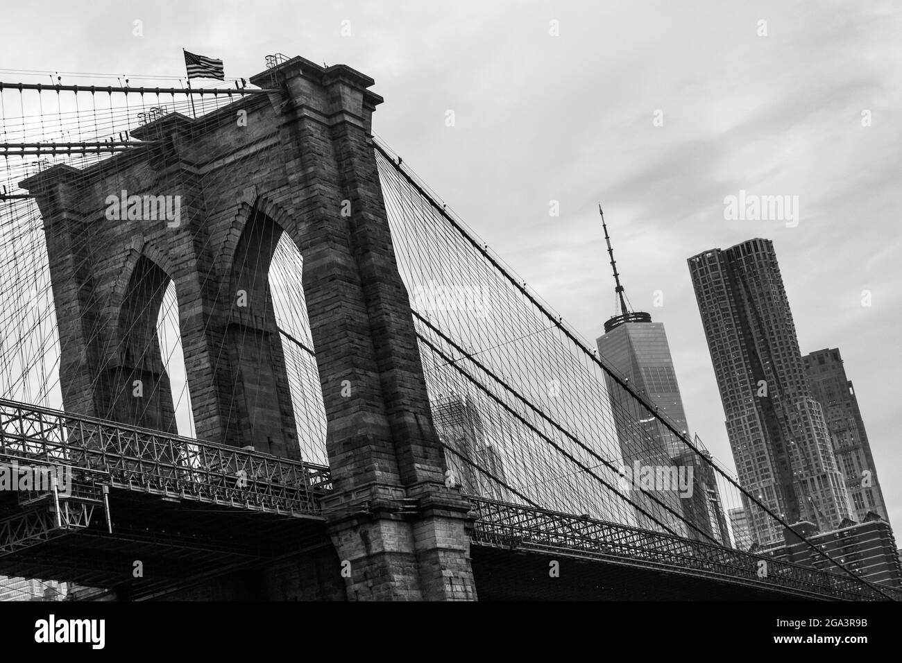 Ponte di Brooklyn e la skyline di Manhattan in bianco e nero di New York, Stati Uniti d'America. Foto Stock